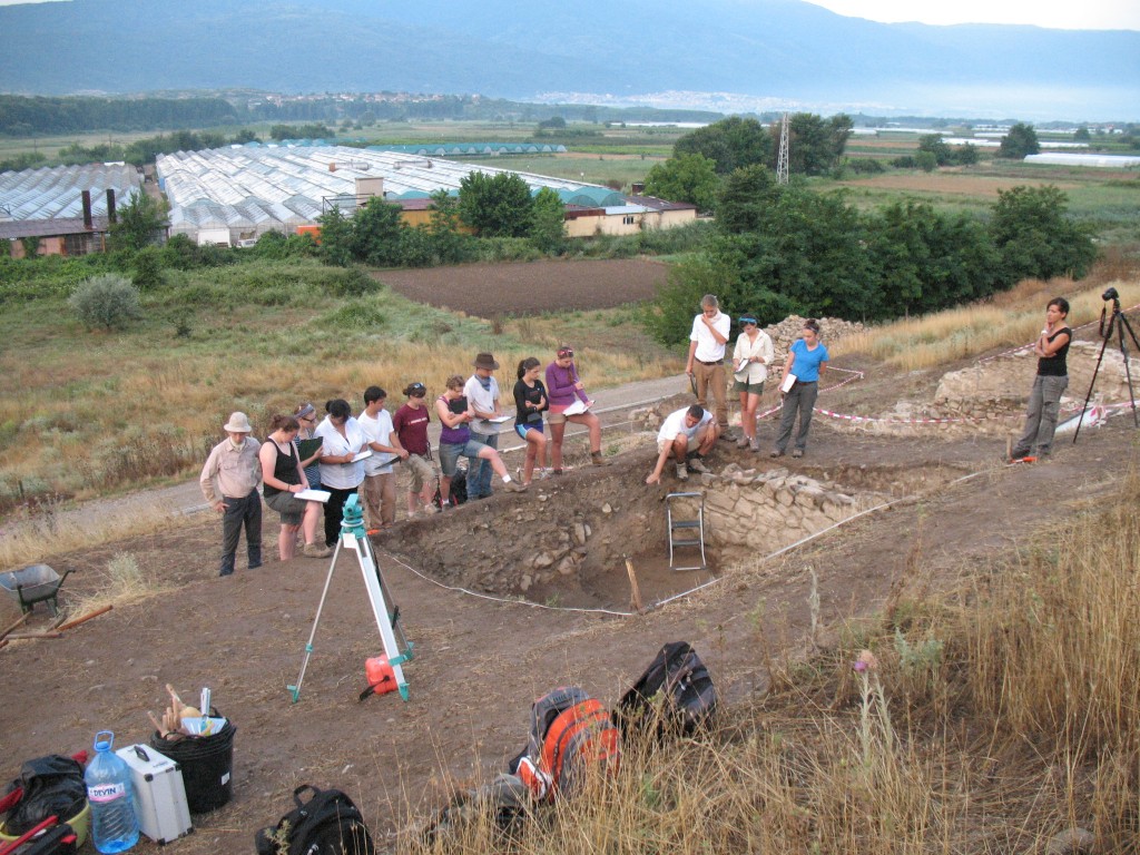Heraclea Sintica USA students during excavations